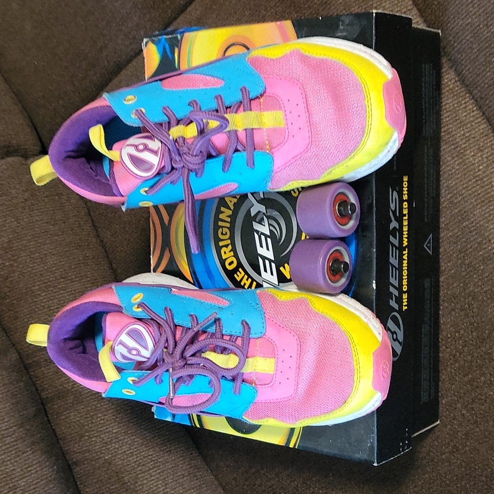 This are Heelys sneakers with wheels and tye kids can use them without wheels..